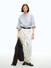 詳細画像: チェック柄の細部とネクタイデザインのクローズアップ、インテリ風のディテールが強調された部分
モデル画像: モデルがインテリ風チェック柄シャツをカジュアルパンツと合わせた文芸的ヴィンテージスタイル、シンプルで洗練されたコーディネート