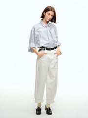 詳細画像: チェック柄の細部とネクタイデザインのクローズアップ、インテリ風のディテールが強調された部分
モデル画像: モデルがインテリ風チェック柄シャツをカジュアルパンツと合わせた文芸的ヴィンテージスタイル、シンプルで洗練されたコーディネート