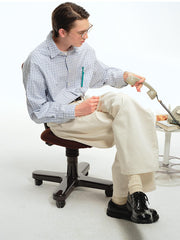 詳細画像: チェック柄の細部とネクタイデザインのクローズアップ、インテリ風のディテールが強調された部分
モデル画像: モデルがインテリ風チェック柄シャツをカジュアルパンツと合わせた文芸的ヴィンテージスタイル、シンプルで洗練されたコーディネート