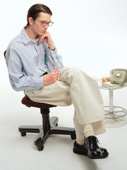 詳細画像: チェック柄の細部とネクタイデザインのクローズアップ、インテリ風のディテールが強調された部分
モデル画像: モデルがインテリ風チェック柄シャツをカジュアルパンツと合わせた文芸的ヴィンテージスタイル、シンプルで洗練されたコーディネート