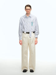 詳細画像: チェック柄の細部とネクタイデザインのクローズアップ、インテリ風のディテールが強調された部分
モデル画像: モデルがインテリ風チェック柄シャツをカジュアルパンツと合わせた文芸的ヴィンテージスタイル、シンプルで洗練されたコーディネート