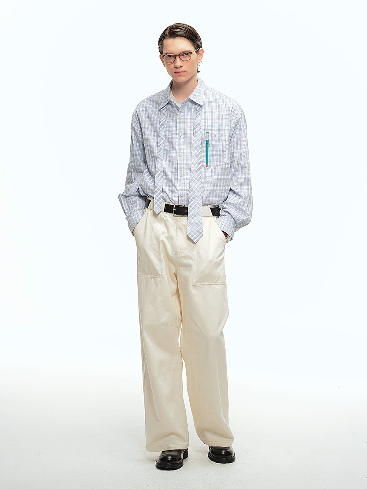 詳細画像: チェック柄の細部とネクタイデザインのクローズアップ、インテリ風のディテールが強調された部分
モデル画像: モデルがインテリ風チェック柄シャツをカジュアルパンツと合わせた文芸的ヴィンテージスタイル、シンプルで洗練されたコーディネート