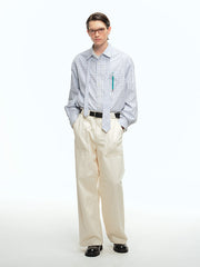 詳細画像: チェック柄の細部とネクタイデザインのクローズアップ、インテリ風のディテールが強調された部分
モデル画像: モデルがインテリ風チェック柄シャツをカジュアルパンツと合わせた文芸的ヴィンテージスタイル、シンプルで洗練されたコーディネート