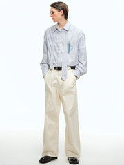 詳細画像: チェック柄の細部とネクタイデザインのクローズアップ、インテリ風のディテールが強調された部分
モデル画像: モデルがインテリ風チェック柄シャツをカジュアルパンツと合わせた文芸的ヴィンテージスタイル、シンプルで洗練されたコーディネート