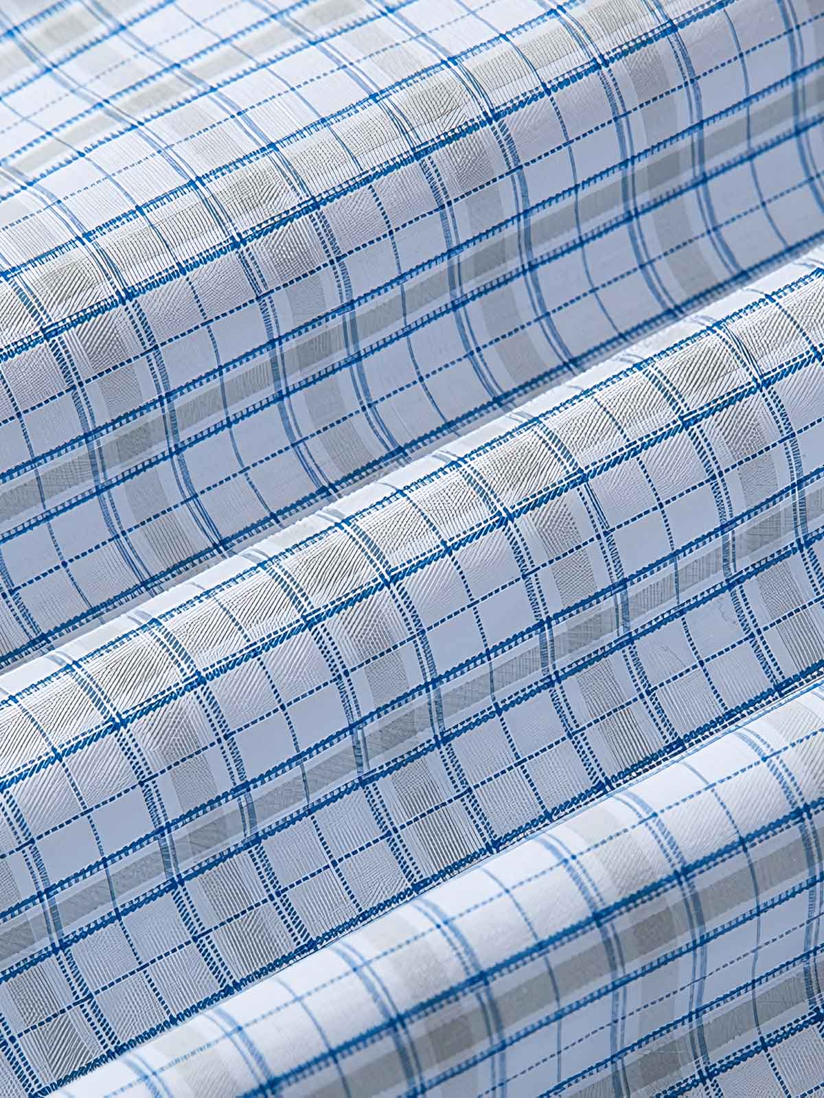 製品画像: インテリ風のチェック柄デザインとネクタイディテールが特徴の100%コットンシャツ全体展示、優雅でヴィンテージ感あふれるスタイル
詳細画像: チェック柄の細部とネクタイデザインのクローズアップ、インテリ風のディテールが強調された部分
