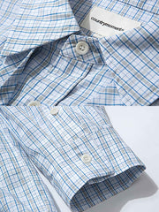 製品画像: インテリ風のチェック柄デザインとネクタイディテールが特徴の100%コットンシャツ全体展示、優雅でヴィンテージ感あふれるスタイル
詳細画像: チェック柄の細部とネクタイデザインのクローズアップ、インテリ風のディテールが強調された部分