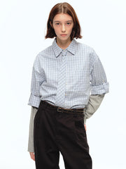 詳細画像: チェック柄の細部とネクタイデザインのクローズアップ、インテリ風のディテールが強調された部分
モデル画像: モデルがインテリ風チェック柄シャツをカジュアルパンツと合わせた文芸的ヴィンテージスタイル、シンプルで洗練されたコーディネート