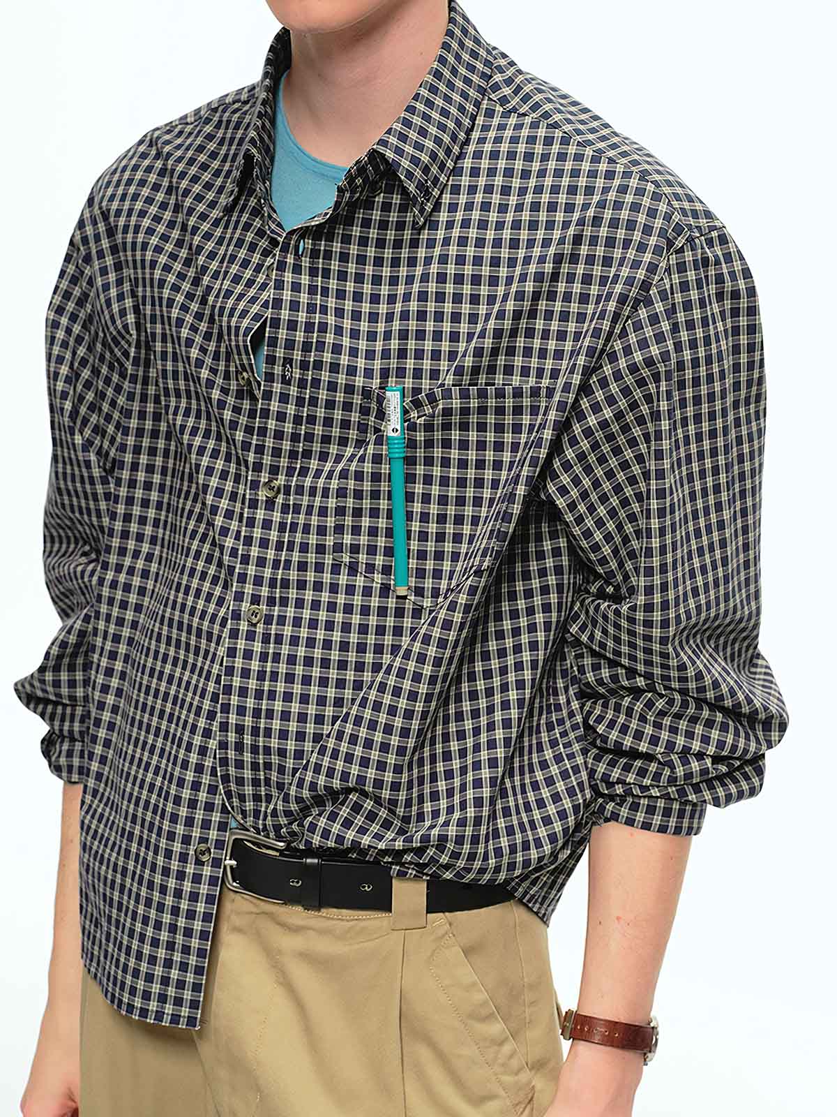 詳細画像: チェック柄と胸部ポケットのユニークなディテール特写、柔らかな肌触りと通気性を強調したコットン素材
モデル画像: チェック柄ショート丈シャツをカジュアルパンツと合わせたスタイリッシュな日常スタイル、レトロ感と現代的な要素を融合