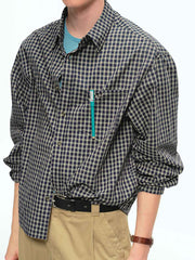 詳細画像: チェック柄と胸部ポケットのユニークなディテール特写、柔らかな肌触りと通気性を強調したコットン素材
モデル画像: チェック柄ショート丈シャツをカジュアルパンツと合わせたスタイリッシュな日常スタイル、レトロ感と現代的な要素を融合