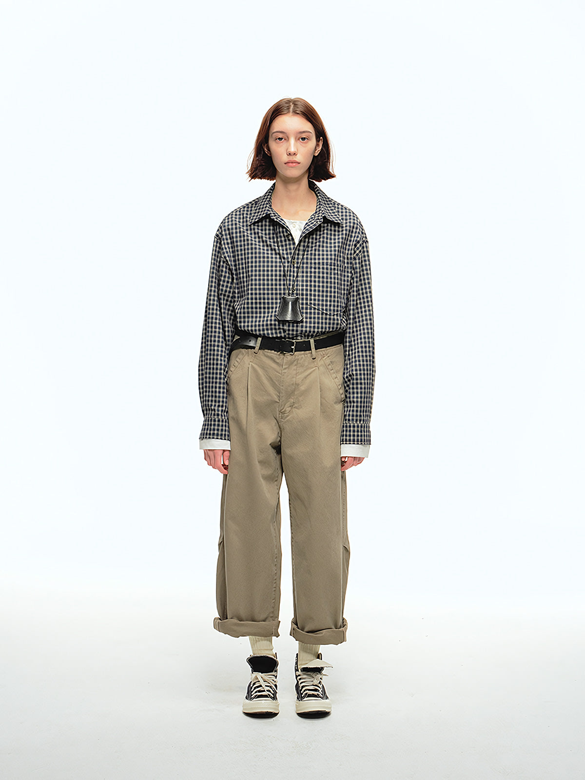 詳細画像: チェック柄と胸部ポケットのユニークなディテール特写、柔らかな肌触りと通気性を強調したコットン素材
モデル画像: チェック柄ショート丈シャツをカジュアルパンツと合わせたスタイリッシュな日常スタイル、レトロ感と現代的な要素を融合