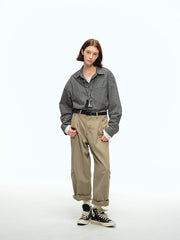 詳細画像: チェック柄と胸部ポケットのユニークなディテール特写、柔らかな肌触りと通気性を強調したコットン素材
モデル画像: チェック柄ショート丈シャツをカジュアルパンツと合わせたスタイリッシュな日常スタイル、レトロ感と現代的な要素を融合