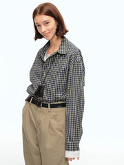 詳細画像: チェック柄と胸部ポケットのユニークなディテール特写、柔らかな肌触りと通気性を強調したコットン素材
モデル画像: チェック柄ショート丈シャツをカジュアルパンツと合わせたスタイリッシュな日常スタイル、レトロ感と現代的な要素を融合