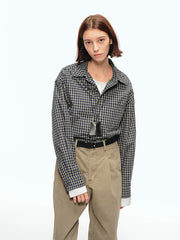 詳細画像: チェック柄と胸部ポケットのユニークなディテール特写、柔らかな肌触りと通気性を強調したコットン素材
モデル画像: チェック柄ショート丈シャツをカジュアルパンツと合わせたスタイリッシュな日常スタイル、レトロ感と現代的な要素を融合
