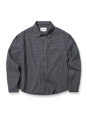 製品画像: クラシックなチェック柄デザインとショート丈シルエットが特徴の長袖シャツ全体展示、100%コットン素材使用、シンプルでモダンなスタイル
詳細画像: チェック柄と胸部ポケットのユニークなディテール特写、柔らかな肌触りと通気性を強調したコットン素材