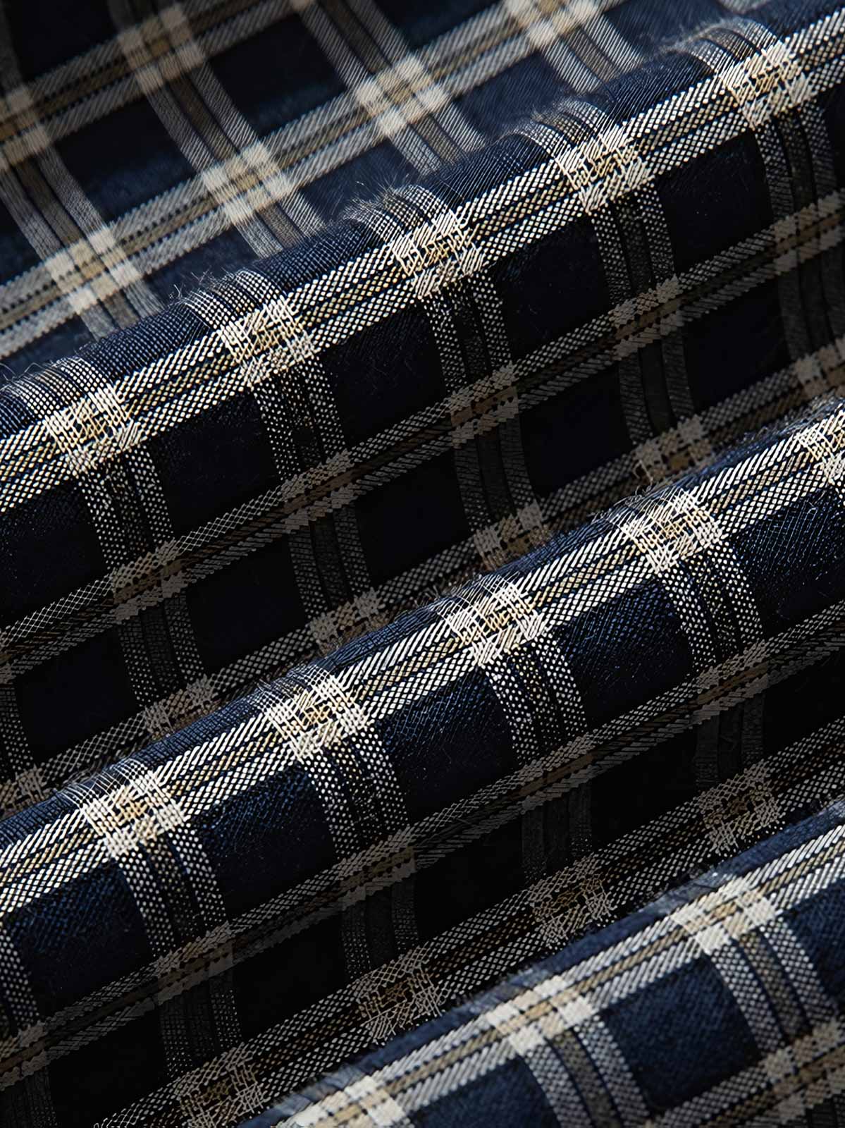 製品画像: クラシックなチェック柄デザインとショート丈シルエットが特徴の長袖シャツ全体展示、100%コットン素材使用、シンプルでモダンなスタイル
詳細画像: チェック柄と胸部ポケットのユニークなディテール特写、柔らかな肌触りと通気性を強調したコットン素材