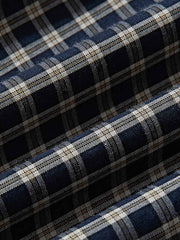 製品画像: クラシックなチェック柄デザインとショート丈シルエットが特徴の長袖シャツ全体展示、100%コットン素材使用、シンプルでモダンなスタイル
詳細画像: チェック柄と胸部ポケットのユニークなディテール特写、柔らかな肌触りと通気性を強調したコットン素材