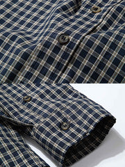 製品画像: クラシックなチェック柄デザインとショート丈シルエットが特徴の長袖シャツ全体展示、100%コットン素材使用、シンプルでモダンなスタイル
詳細画像: チェック柄と胸部ポケットのユニークなディテール特写、柔らかな肌触りと通気性を強調したコットン素材
