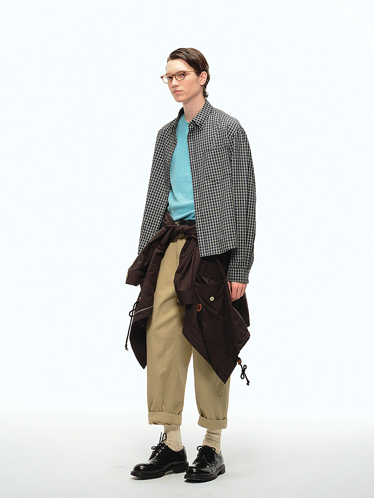 詳細画像: チェック柄と胸部ポケットのユニークなディテール特写、柔らかな肌触りと通気性を強調したコットン素材
モデル画像: チェック柄ショート丈シャツをカジュアルパンツと合わせたスタイリッシュな日常スタイル、レトロ感と現代的な要素を融合