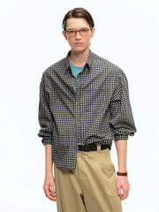 詳細画像: チェック柄と胸部ポケットのユニークなディテール特写、柔らかな肌触りと通気性を強調したコットン素材
モデル画像: チェック柄ショート丈シャツをカジュアルパンツと合わせたスタイリッシュな日常スタイル、レトロ感と現代的な要素を融合