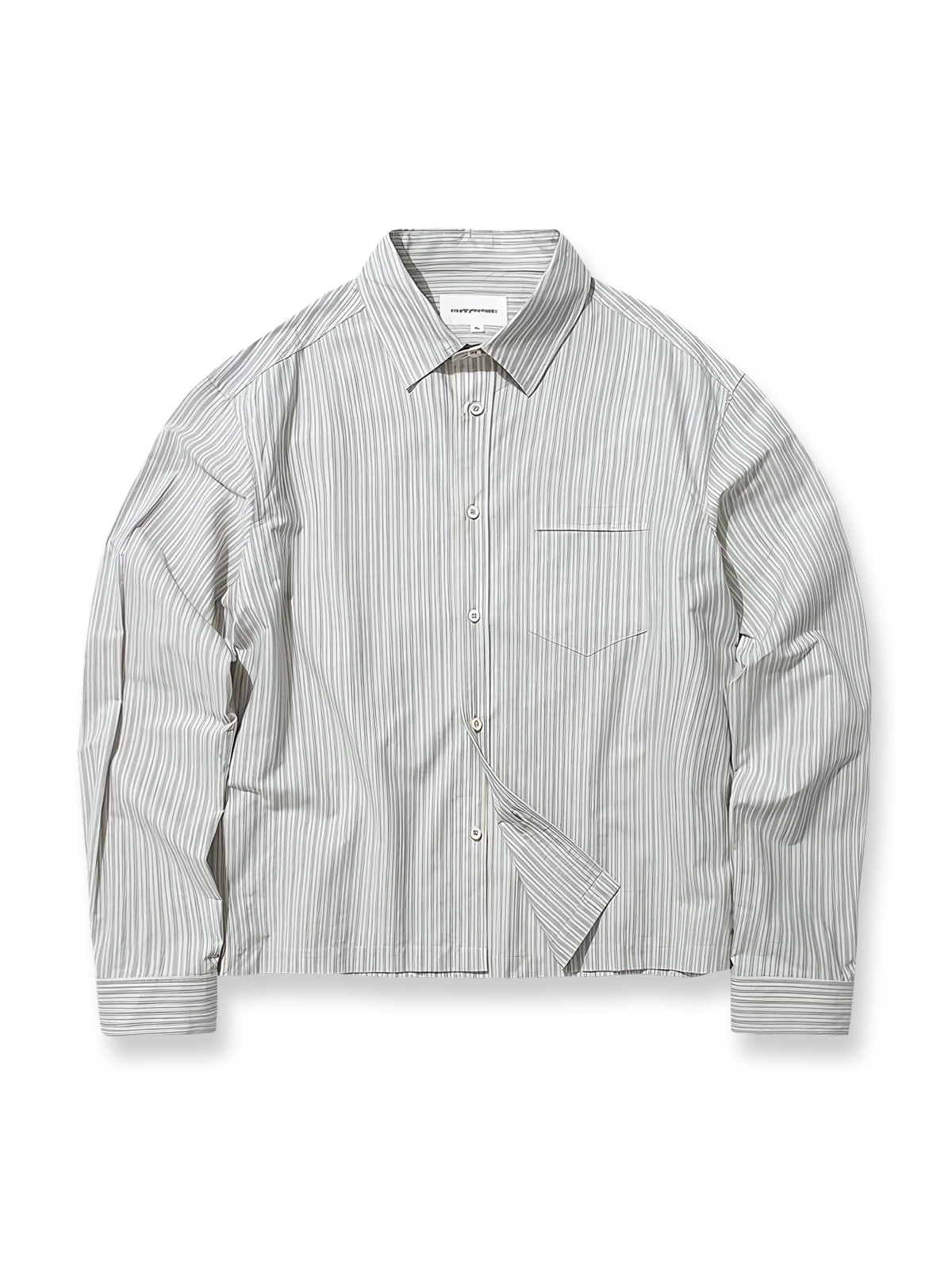 製品画像: クラシックなブルーの細ストライプデザインを採用した100%コットン製の長袖シャツ全体展示、シンプルで万能なレトロなスタイル
詳細画像: ブルーの細ストライプと胸元のポケットディテール特写、ヴィンテージカットが強調された部分