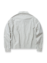 製品画像: クラシックなブルーの細ストライプデザインを採用した100%コットン製の長袖シャツ全体展示、シンプルで万能なレトロなスタイル
詳細画像: ブルーの細ストライプと胸元のポケットディテール特写、ヴィンテージカットが強調された部分