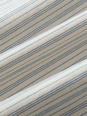 製品画像: クラシックなブルーの細ストライプデザインを採用した100%コットン製の長袖シャツ全体展示、シンプルで万能なレトロなスタイル
詳細画像: ブルーの細ストライプと胸元のポケットディテール特写、ヴィンテージカットが強調された部分