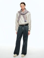 詳細画像: ブルーの細ストライプと胸元のポケットディテール特写、ヴィンテージカットが強調された部分
モデル画像: モデルが100%コットンストライプシャツを着用し、シンプルでヴィンテージ感のあるカジュアルスタイルを披露