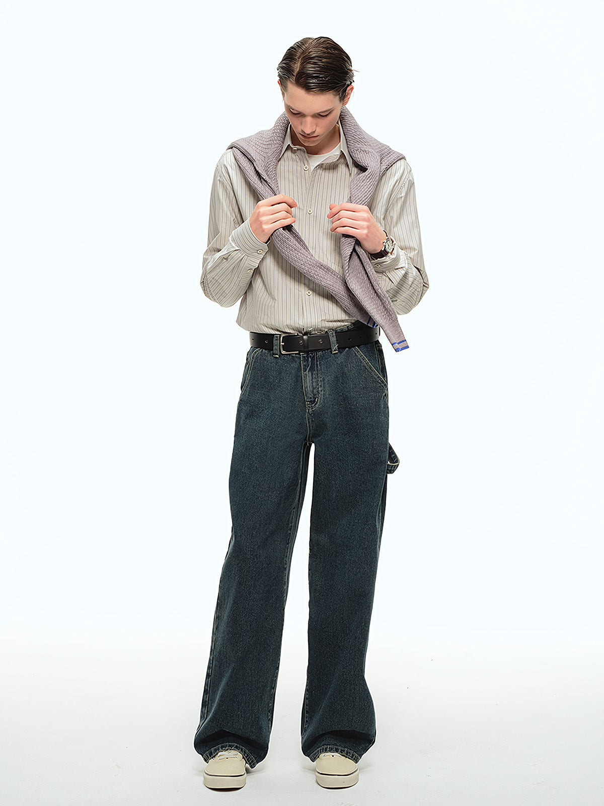 詳細画像: ブルーの細ストライプと胸元のポケットディテール特写、ヴィンテージカットが強調された部分
モデル画像: モデルが100%コットンストライプシャツを着用し、シンプルでヴィンテージ感のあるカジュアルスタイルを披露