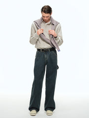 詳細画像: ブルーの細ストライプと胸元のポケットディテール特写、ヴィンテージカットが強調された部分
モデル画像: モデルが100%コットンストライプシャツを着用し、シンプルでヴィンテージ感のあるカジュアルスタイルを披露