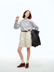 詳細画像: ヘンリーネックのボタンディテールとヘビーコットン生地のクローズアップ、質感と耐久性を強調した部分
モデル画像: モデルがヘンリーネック長袖Tシャツを着用し、アメリカンカジュアルスタイルを演出、シンプルでリラックスしたコーディネート