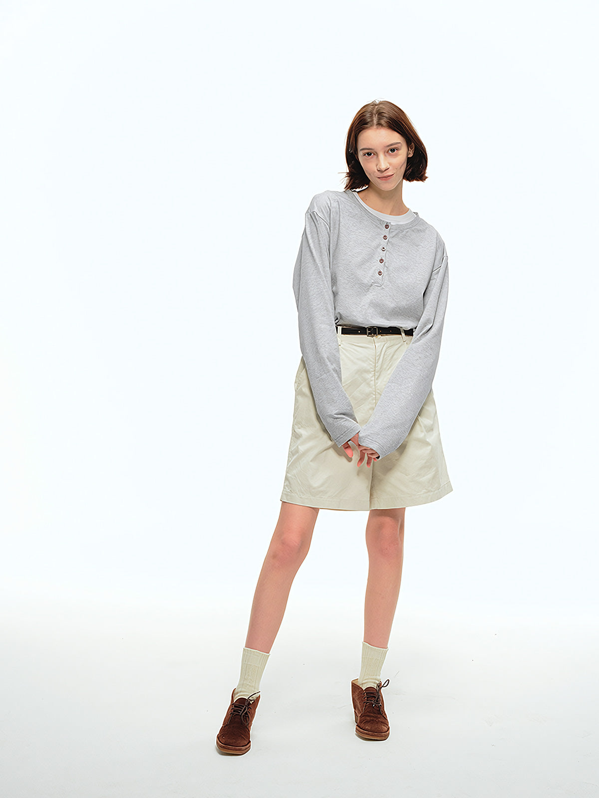 詳細画像: ヘンリーネックのボタンディテールとヘビーコットン生地のクローズアップ、質感と耐久性を強調した部分
モデル画像: モデルがヘンリーネック長袖Tシャツを着用し、アメリカンカジュアルスタイルを演出、シンプルでリラックスしたコーディネート