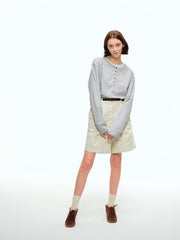 詳細画像: ヘンリーネックのボタンディテールとヘビーコットン生地のクローズアップ、質感と耐久性を強調した部分
モデル画像: モデルがヘンリーネック長袖Tシャツを着用し、アメリカンカジュアルスタイルを演出、シンプルでリラックスしたコーディネート