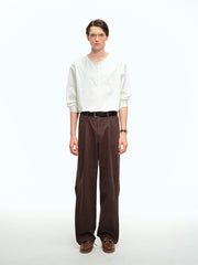 詳細画像: ヘンリーネックのボタンディテールとヘビーコットン生地のクローズアップ、質感と耐久性を強調した部分
モデル画像: モデルがヘンリーネック長袖Tシャツを着用し、アメリカンカジュアルスタイルを演出、シンプルでリラックスしたコーディネート