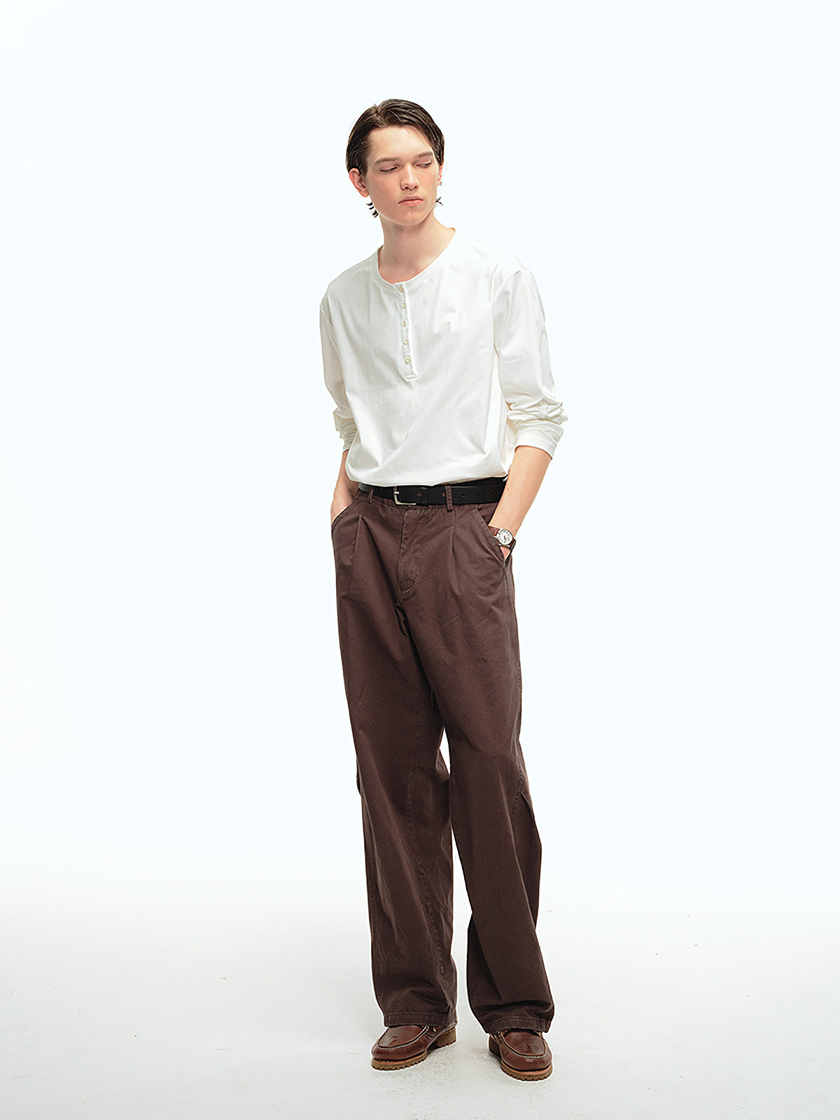 詳細画像: ヘンリーネックのボタンディテールとヘビーコットン生地のクローズアップ、質感と耐久性を強調した部分
モデル画像: モデルがヘンリーネック長袖Tシャツを着用し、アメリカンカジュアルスタイルを演出、シンプルでリラックスしたコーディネート