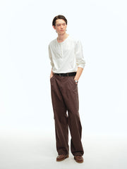 詳細画像: ヘンリーネックのボタンディテールとヘビーコットン生地のクローズアップ、質感と耐久性を強調した部分
モデル画像: モデルがヘンリーネック長袖Tシャツを着用し、アメリカンカジュアルスタイルを演出、シンプルでリラックスしたコーディネート