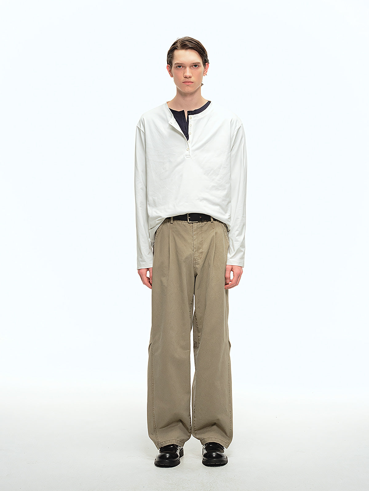 詳細画像: ヘンリーネックのボタンディテールとヘビーコットン生地のクローズアップ、質感と耐久性を強調した部分
モデル画像: モデルがヘンリーネック長袖Tシャツを着用し、アメリカンカジュアルスタイルを演出、シンプルでリラックスしたコーディネート