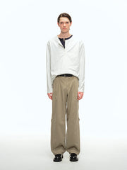 詳細画像: ヘンリーネックのボタンディテールとヘビーコットン生地のクローズアップ、質感と耐久性を強調した部分
モデル画像: モデルがヘンリーネック長袖Tシャツを着用し、アメリカンカジュアルスタイルを演出、シンプルでリラックスしたコーディネート