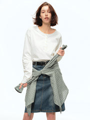 詳細画像: ヘンリーネックのボタンディテールとヘビーコットン生地のクローズアップ、質感と耐久性を強調した部分
モデル画像: モデルがヘンリーネック長袖Tシャツを着用し、アメリカンカジュアルスタイルを演出、シンプルでリラックスしたコーディネート