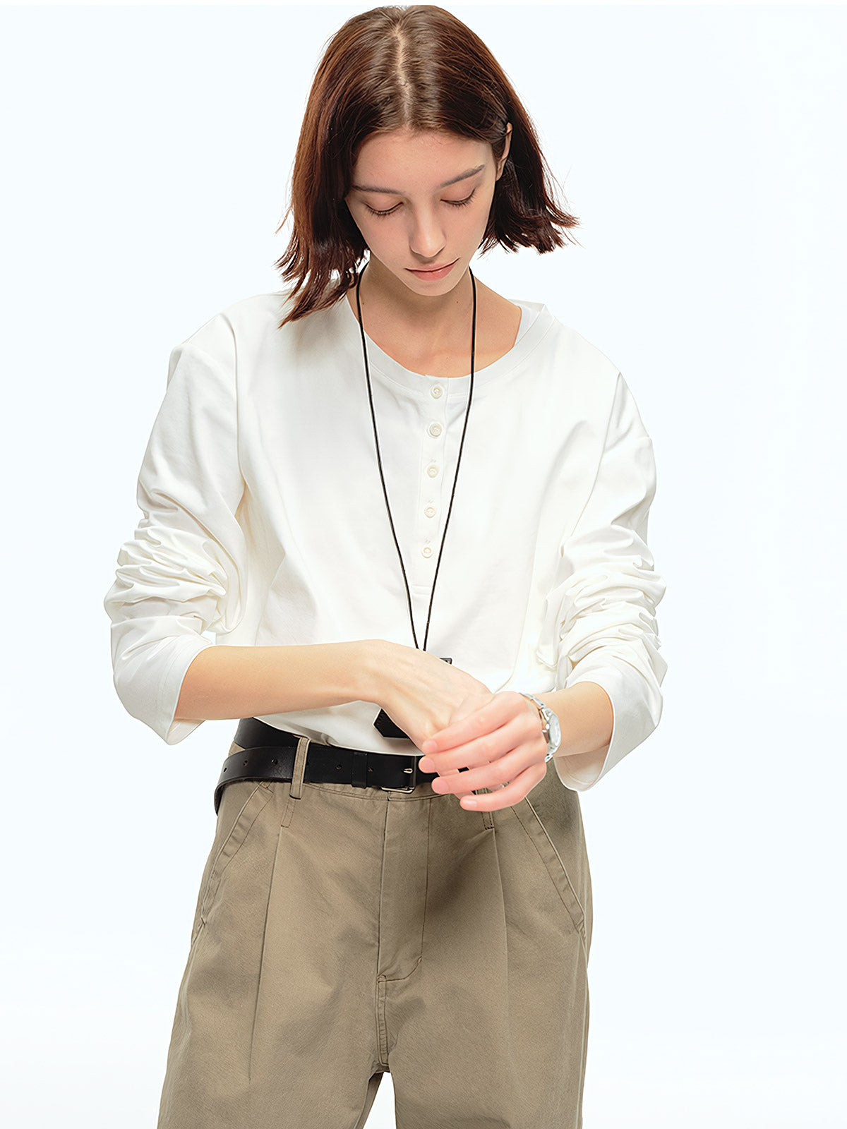 詳細画像: ヘンリーネックのボタンディテールとヘビーコットン生地のクローズアップ、質感と耐久性を強調した部分
モデル画像: モデルがヘンリーネック長袖Tシャツを着用し、アメリカンカジュアルスタイルを演出、シンプルでリラックスしたコーディネート