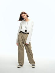 詳細画像: ヘンリーネックのボタンディテールとヘビーコットン生地のクローズアップ、質感と耐久性を強調した部分
モデル画像: モデルがヘンリーネック長袖Tシャツを着用し、アメリカンカジュアルスタイルを演出、シンプルでリラックスしたコーディネート