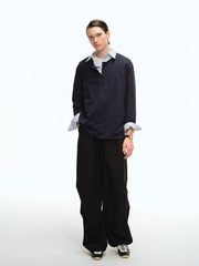 詳細画像: ヘンリーネックのボタンディテールとヘビーコットン生地のクローズアップ、質感と耐久性を強調した部分
モデル画像: モデルがヘンリーネック長袖Tシャツを着用し、アメリカンカジュアルスタイルを演出、シンプルでリラックスしたコーディネート