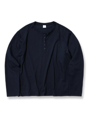 製品画像: 260G ヘビーコットン素材を使用したクラシックなヘンリーネック長袖Tシャツ全体展示、アメリカンヴィンテージスタイルのデザイン
詳細画像: ヘンリーネックのボタンディテールとヘビーコットン生地のクローズアップ、質感と耐久性を強調した部分