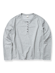 製品画像: 260G ヘビーコットン素材を使用したクラシックなヘンリーネック長袖Tシャツ全体展示、アメリカンヴィンテージスタイルのデザイン
詳細画像: ヘンリーネックのボタンディテールとヘビーコットン生地のクローズアップ、質感と耐久性を強調した部分