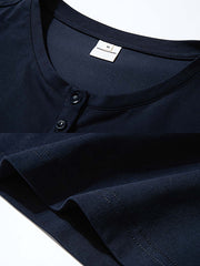 製品画像: 260G ヘビーコットン素材を使用したクラシックなヘンリーネック長袖Tシャツ全体展示、アメリカンヴィンテージスタイルのデザイン
詳細画像: ヘンリーネックのボタンディテールとヘビーコットン生地のクローズアップ、質感と耐久性を強調した部分