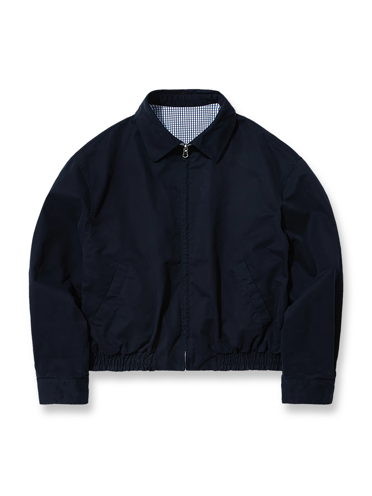 製品画像: リバーシブルデザインとヴィンテージチェック柄が融合した美式ヴィンテージスタイルのハリントンジャケット全体展示、100%コットン素材で快適な着心地
詳細画像: 袖口のバイカラー折り返しデザインとリバーシブルデザインのディテール、ヴィンテージチェック柄と単色面が交互に見える部分のクローズアップ