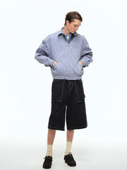 詳細画像: 袖口のバイカラー折り返しデザインとリバーシブルデザインのディテール、ヴィンテージチェック柄と単色面が交互に見える部分のクローズアップ
モデル画像: モデルがリバーシブルハリントンジャケットを使ったヴィンテージ感とモダンなコーディネート、カジュアルなスタイルを披露