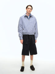 詳細画像: 袖口のバイカラー折り返しデザインとリバーシブルデザインのディテール、ヴィンテージチェック柄と単色面が交互に見える部分のクローズアップ
モデル画像: モデルがリバーシブルハリントンジャケットを使ったヴィンテージ感とモダンなコーディネート、カジュアルなスタイルを披露