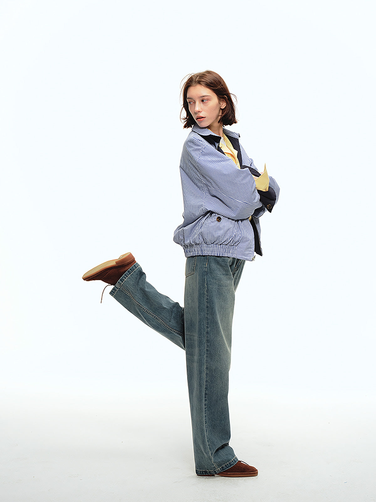 詳細画像: 袖口のバイカラー折り返しデザインとリバーシブルデザインのディテール、ヴィンテージチェック柄と単色面が交互に見える部分のクローズアップ
モデル画像: モデルがリバーシブルハリントンジャケットを使ったヴィンテージ感とモダンなコーディネート、カジュアルなスタイルを披露