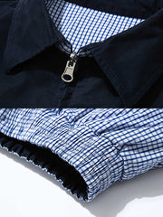 製品画像: リバーシブルデザインとヴィンテージチェック柄が融合した美式ヴィンテージスタイルのハリントンジャケット全体展示、100%コットン素材で快適な着心地
詳細画像: 袖口のバイカラー折り返しデザインとリバーシブルデザインのディテール、ヴィンテージチェック柄と単色面が交互に見える部分のクローズアップ