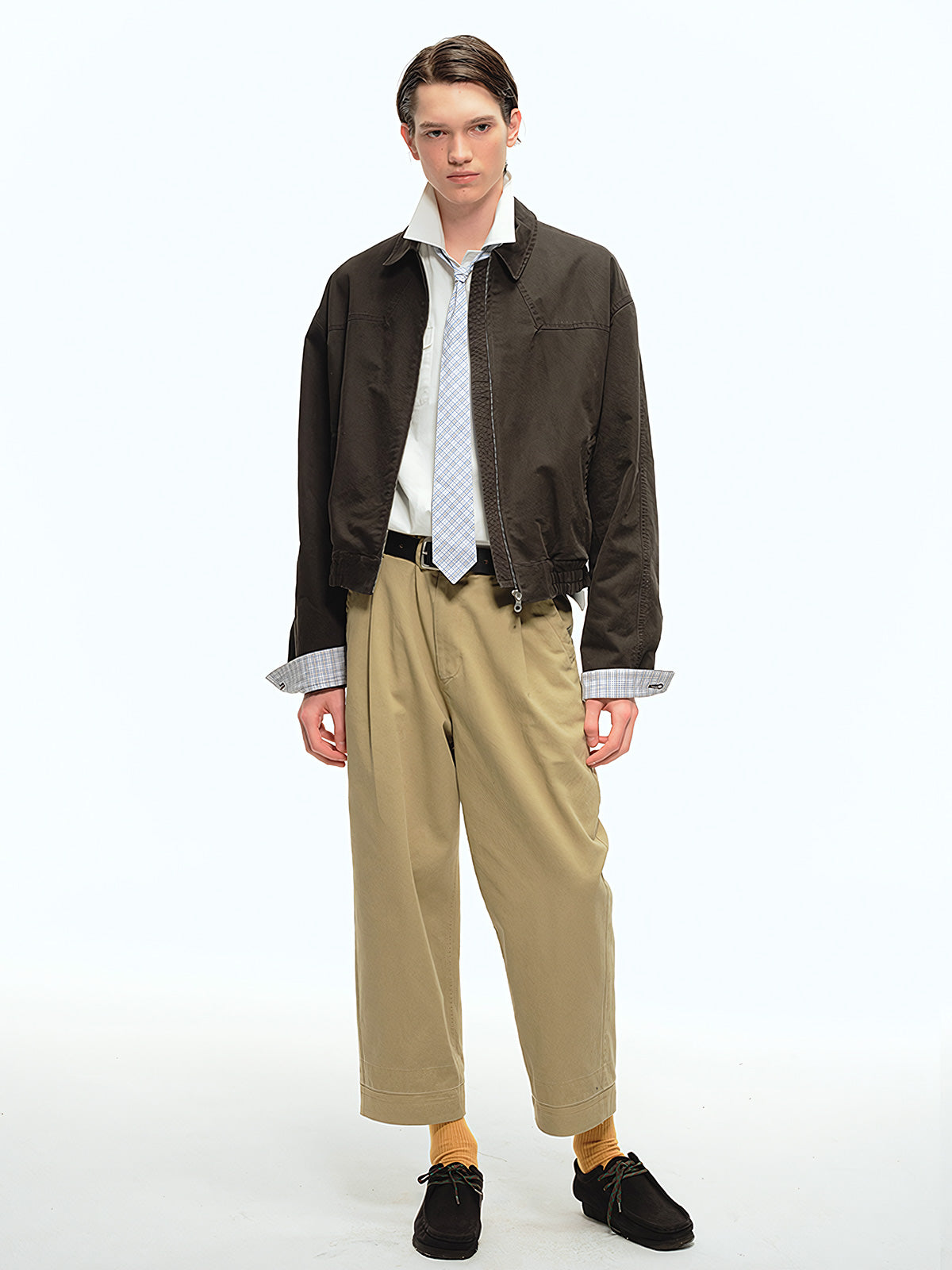 詳細画像: 襟とウォッシュ加工のディテール特写。ウォッシュド加工が施された生地が、ヴィンテージ感と深みを加え、クラシックな襟デザインと調和しています。
モデル画像: ハリントンジャケットとカーゴパンツを組み合わせたアメカジスタイルのモデル。カジュアルでありながら機能的なデザインが際立つスタイリング。
